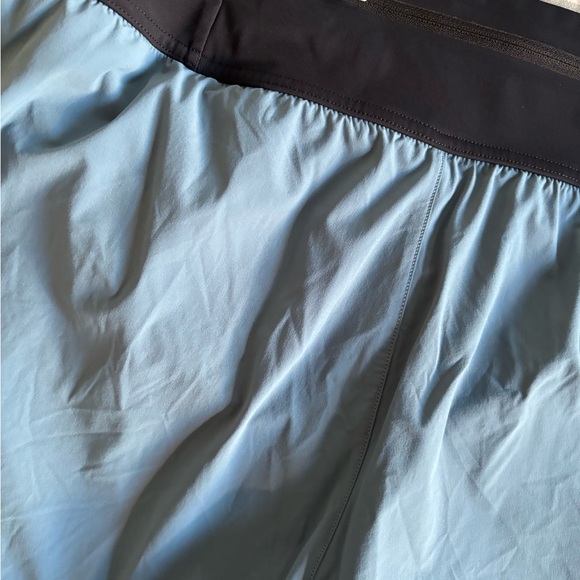 Blue and black On Cloud running shorts - Picture 4 of 4